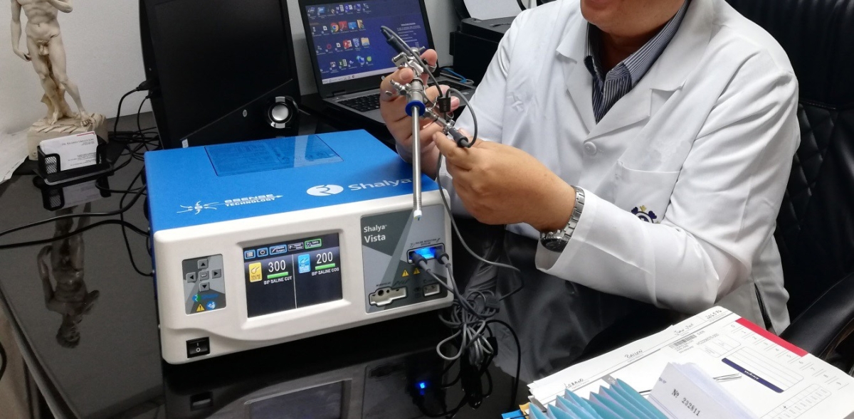 Médico urólogo utilizando el generador Shalya Vista con resectoscopio en modo salino - Luvicorp Perú.